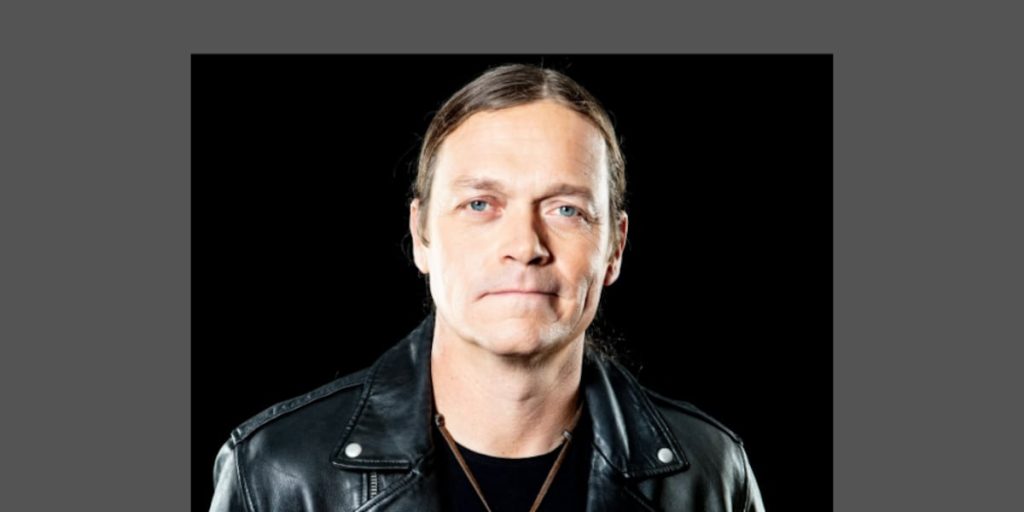 Tragedie în lumea muzicii: Brad Arnold, solistul 3 Doors Down, a decedat la 47 de ani Brad Arnold, vocalul renumit al trupei americane 3 Doors Down, a murit la doar 47 de ani, anunțul puternic resimțit de fani fiind făcut de către formație prin intermediul rețelelor sociale