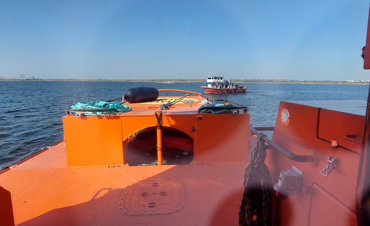 Tragedie în largul insulei Chios: Navă de patrulare a pazei de coastă lovește mortal o barcă cu migranți Autoritățile elene au deschis miercuri o anchetă internă după ce un incident tragic s-a soldat cu pierderea unei vieți în largul insulei Chios