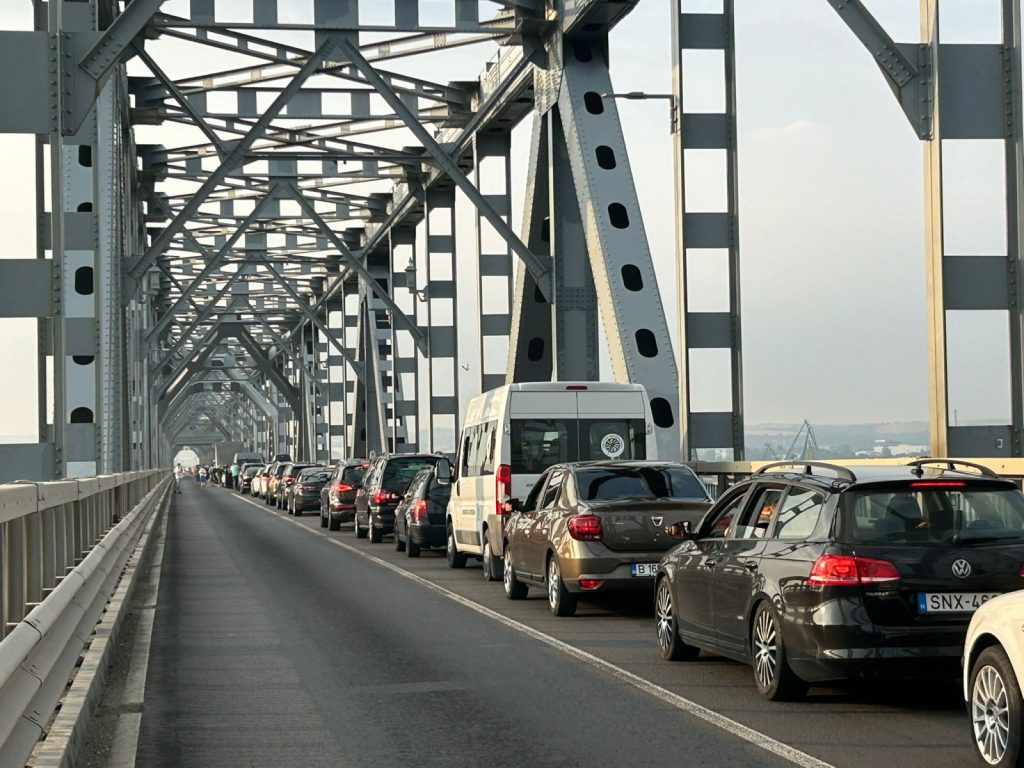 Traficul pe podul de la Giurgiu devine dificil din cauza sezonului estival, iar autoritățile pregătesc măsuri pentru fluidizarea fluxului rutier Cu sosirea sezonului de vacanță, traficul pe podul peste Dunăre de la Giurgiu devine tot mai aglomerat, iar autoritățile române pregătesc măsuri speciale pentru a preveni cozile interminabile care se formează de obicei în această perioadă