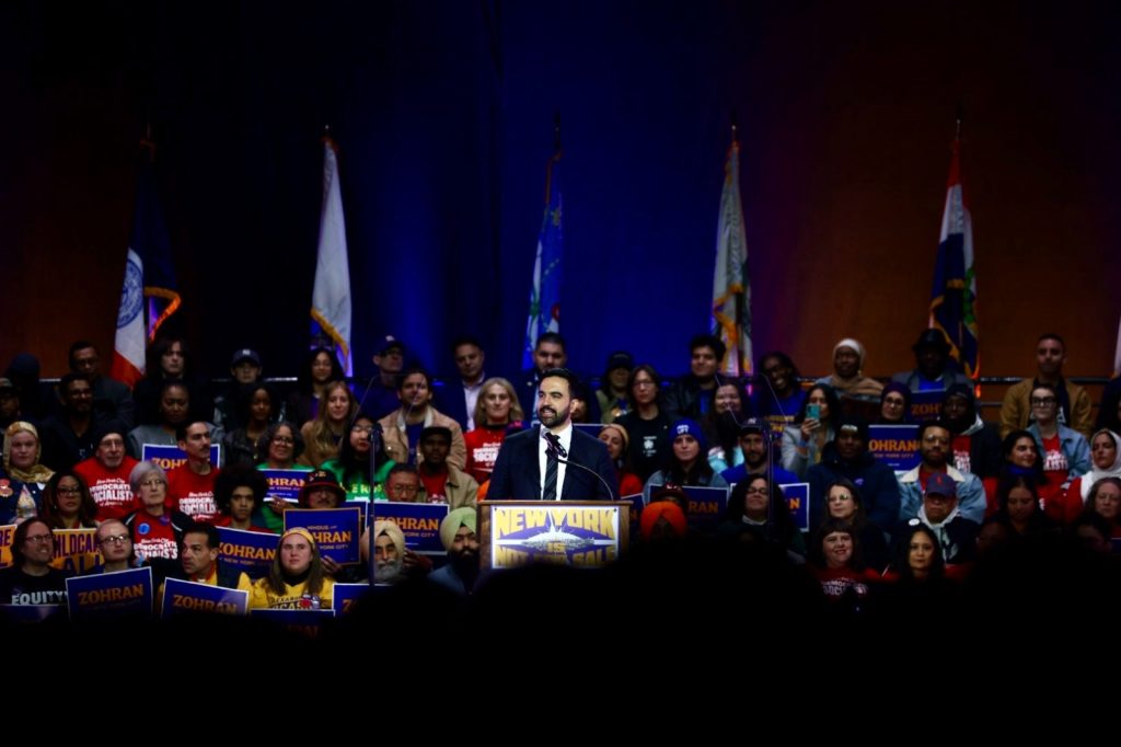 Criza economică schimbă viața artiștilor din New York: o carieră de 20 de ani în pericol de destrămare Durerea unei cariere de succes în domeniul creației, pasiunea pentru desen și machiaj în cinematografie și televiziune, sunt acum umbrite de dificultățile cotidiene cauzate de costul exorbitant al vieții în New York