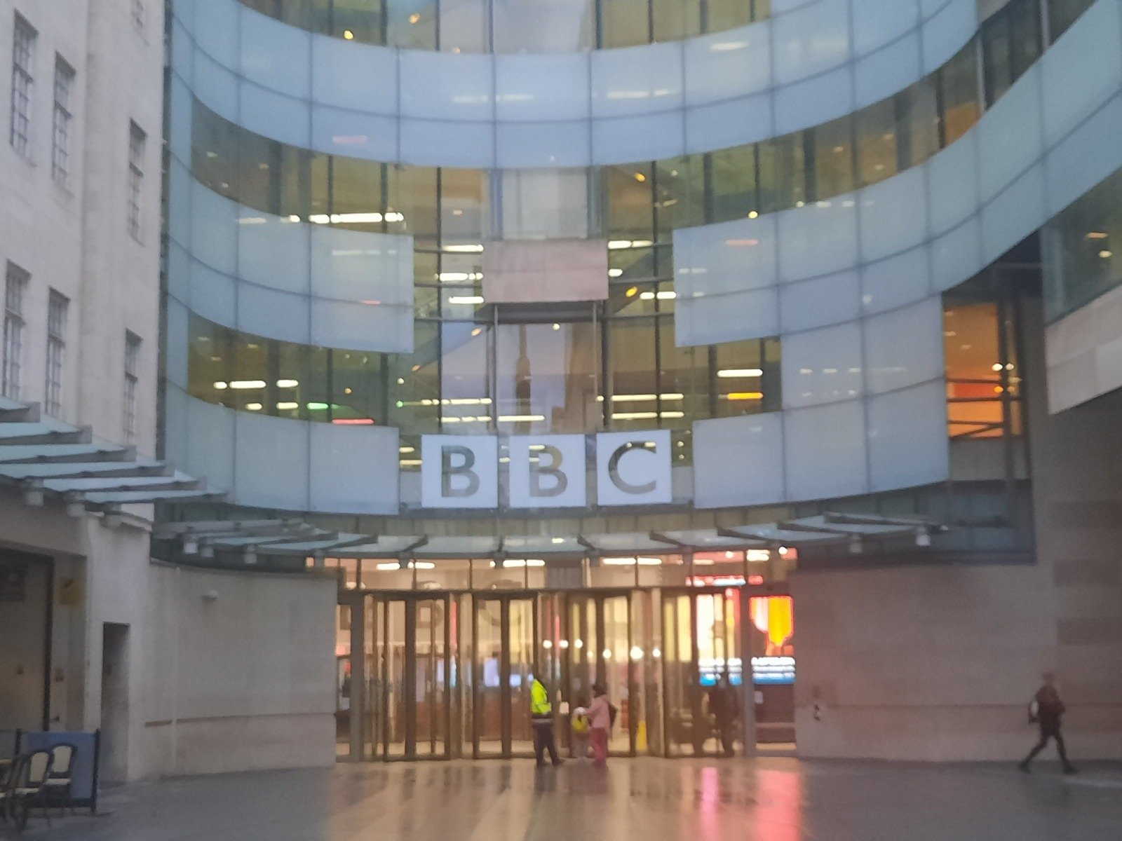 Procesul privind acuzațiile de calomnie legate de editarea discursului președintelui SUA, care implică o acțiune în suing de proporții împotriva BBC, va începe efectiv abia în februarie 2027, în Miami