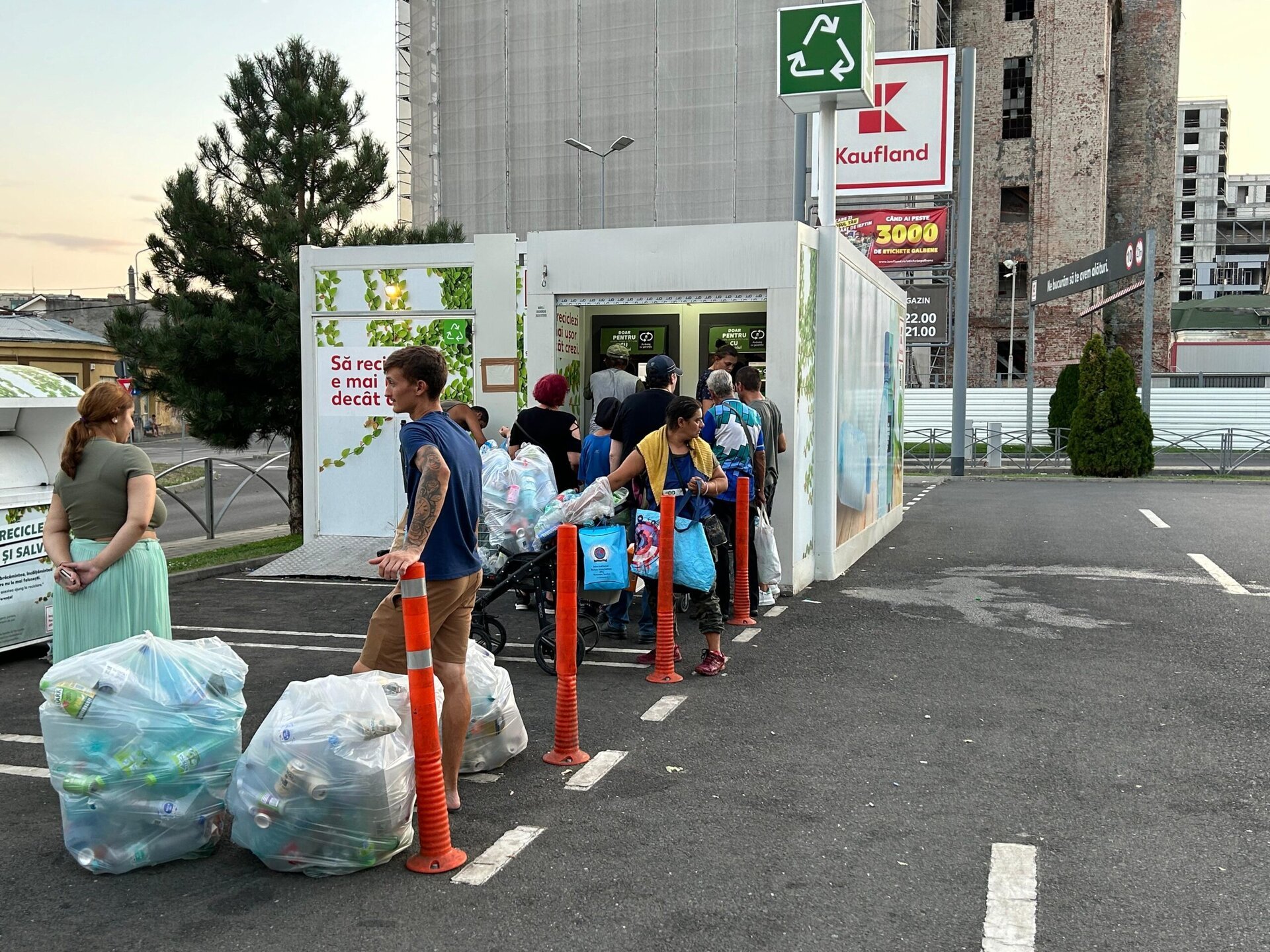 Bucureștenii și ilfovenii au recuperat, în anul 2025, peste 94 de milioane de euro prin Sistemul Garanție-Returnare (SGR), un program de reciclare care a câștigat rapid încrederea cetățenilor și a transformat modul în care românii gestionează ambalajele folosite