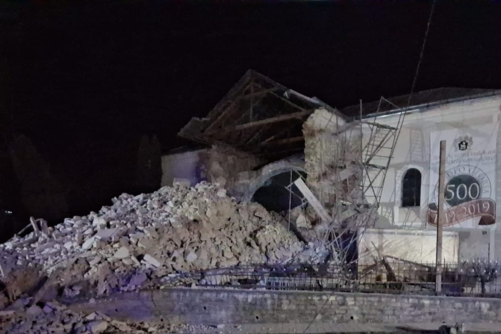 Prăbușire spectaculoasă a turlei unei biserici la Cehu Silvaniei: o polițistă a fost surprinsă sub dărâmături O tragedie evitabilă sau un semnal de alarmă? În după-amiaza zilei de marți, orașul Cehu Silvaniei, situat în județul Zalău, a fost zguduit de un eveniment neașteptat: turla unei biserici vechi s-a prăbușit, punând în pericol viața celor aflați în apropiere, inclusiv o polițistă aflată în misiune