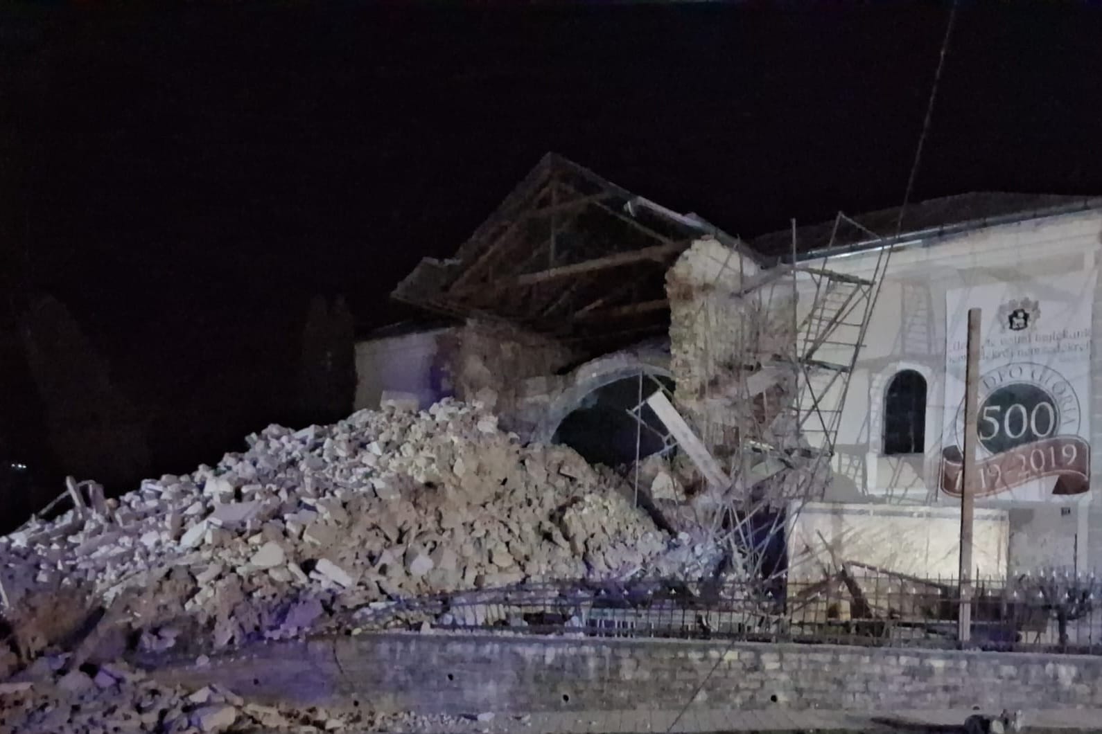 Prăbușire spectaculoasă a turlei unei biserici la Cehu Silvaniei: o polițistă a fost surprinsă sub dărâmături O tragedie evitabilă sau un semnal de alarmă? În după-amiaza zilei de marți, orașul Cehu Silvaniei, situat în județul Zalău, a fost zguduit de un eveniment neașteptat: turla unei biserici vechi s-a prăbușit, punând în pericol viața celor aflați în apropiere, inclusiv o polițistă aflată în misiune