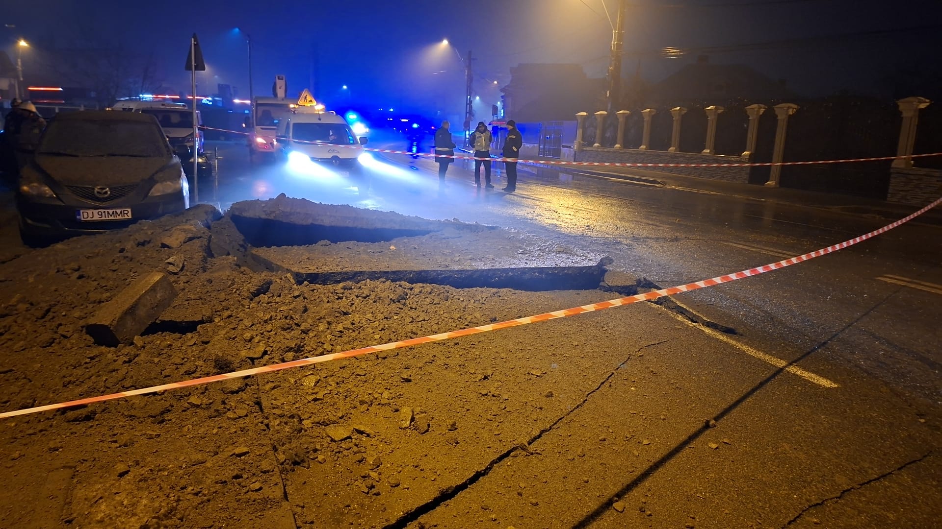 Craiova, 5 februarie 2026 – O avarie gravă la o conductă de gaz a declanșat o intervenție de urgență în centrul orașului, pe bulevardul Nicolae Romanescu, provocând evacuarea a zeci de locuințe și generând îngrijorare printre locuitori