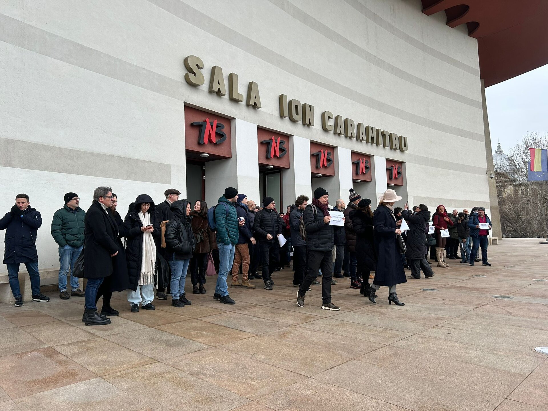 Actori și personal tehnic din teatrul național au ieșit marți în stradă în semn de protest, într-un eveniment neașteptat pentru lumea culturală din București
