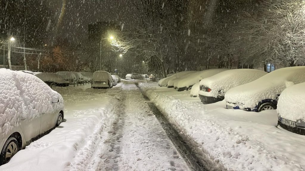 Revenirea bruscă a iernii a făcut ravagii în București, afectând semnificativ traficul aerian și nervozitatea șoferilor din Capitală