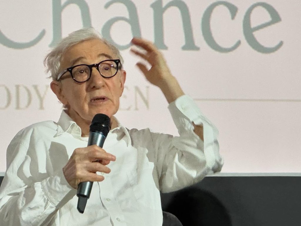Woody Allen, figura emblematică a cinema-ului american, continuă să fie în centrul atenției, de această dată pentru legăturile sale controversate și pentru evenimente din trecutul său personal care capătă o nouă amprentă în lumina recentelor dezvăluiri