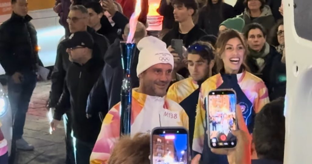 Cristi Chivu, purtător al flăcării olimpice în Milano: Emoții pe străzile Italiei Flacăra olimpică a sosit în Milano, iar fostul fotbalist român Cristi Chivu, actualmente antrenor la Inter Milano, a fost unul dintre sportivii de top care au avut onoarea de a o purta pe străzile orașului