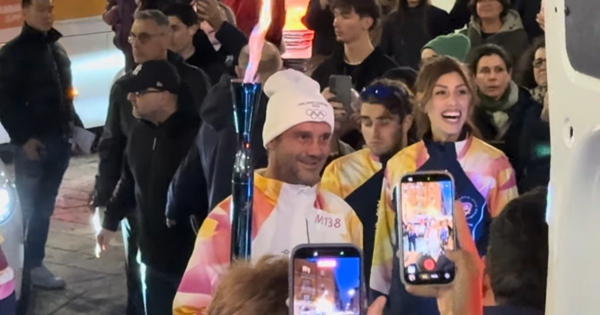 Cristi Chivu, purtător al flăcării olimpice în Milano: Emoții pe străzile Italiei Flacăra olimpică a sosit în Milano, iar fostul fotbalist român Cristi Chivu, actualmente antrenor la Inter Milano, a fost unul dintre sportivii de top care au avut onoarea de a o purta pe străzile orașului