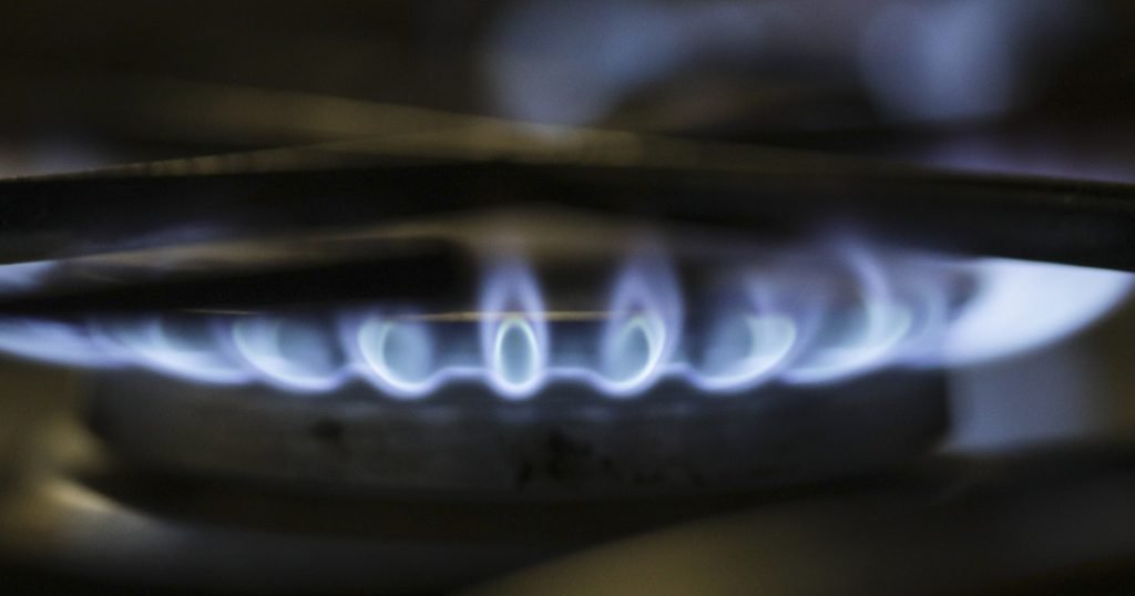 Guvernul propune o soluție hibridă pentru consumatorii de gaze după expirarea plafonării Ministrul Energiei, Bogdan Ivan, a anunțat astăzi o nouă schemă de reglementare a prețurilor gazelor naturale, care va intra în vigoare pe 1 aprilie, odată cu expirarea plafonării actuale