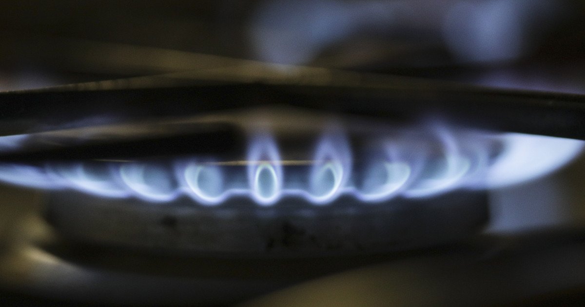 Guvernul propune o soluție hibridă pentru consumatorii de gaze după expirarea plafonării Ministrul Energiei, Bogdan Ivan, a anunțat astăzi o nouă schemă de reglementare a prețurilor gazelor naturale, care va intra în vigoare pe 1 aprilie, odată cu expirarea plafonării actuale