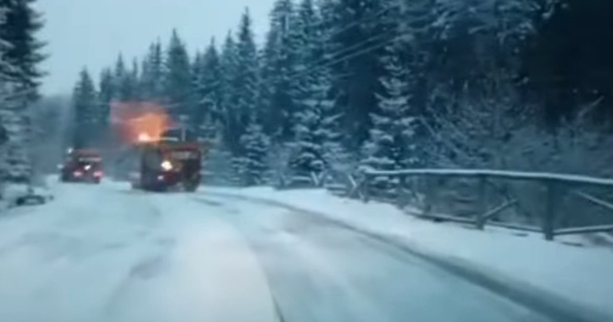 Restricții severe pe DN1 din cauza viscolului: Traficul greu, deviat pe rute alternative Centrul Infotrafic a anunțat marți seara restricționarea circulației pentru vehiculele cu masa totală mai mare de 7,5 tone pe DN1, pe sectorul Nistoreşti – Azuga, în județul Prahova