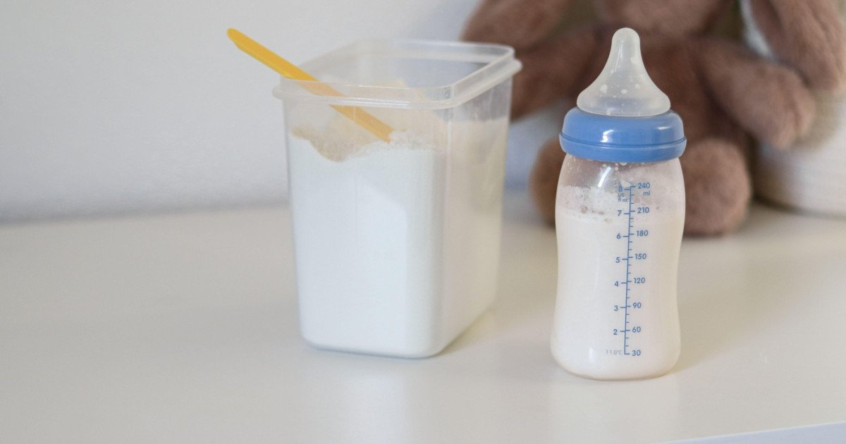 Alertă alimentară: Lapte praf pentru sugari retras din magazine din cauza unei toxine Autoritățile române au anunțat retragerea de pe piață a mai multor tipuri de lapte praf pentru sugari, ca urmare a unor riscuri de contaminare cu o toxină periculoasă