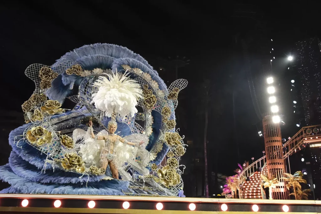 Carnavalul de la Las Palmas: O Gala a Reinei cu mai multă solemnitate decât veselie Gala de la Reina del Carnaval de Las Palmas, desfășurată recent, a subliniat o direcție controversată în organizarea acestui eveniment emblematic: o atmosferă excesiv de serioasă, care pare să contureze o distanțare de spiritul original al carnavalului
