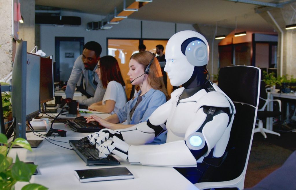 O schimbare radicală se profilează în lumea muncii de birou, pe măsură ce inteligența artificială avansează rapid și pare să se apropie de un nivel uman în aproape toate sarcinile intelectuale