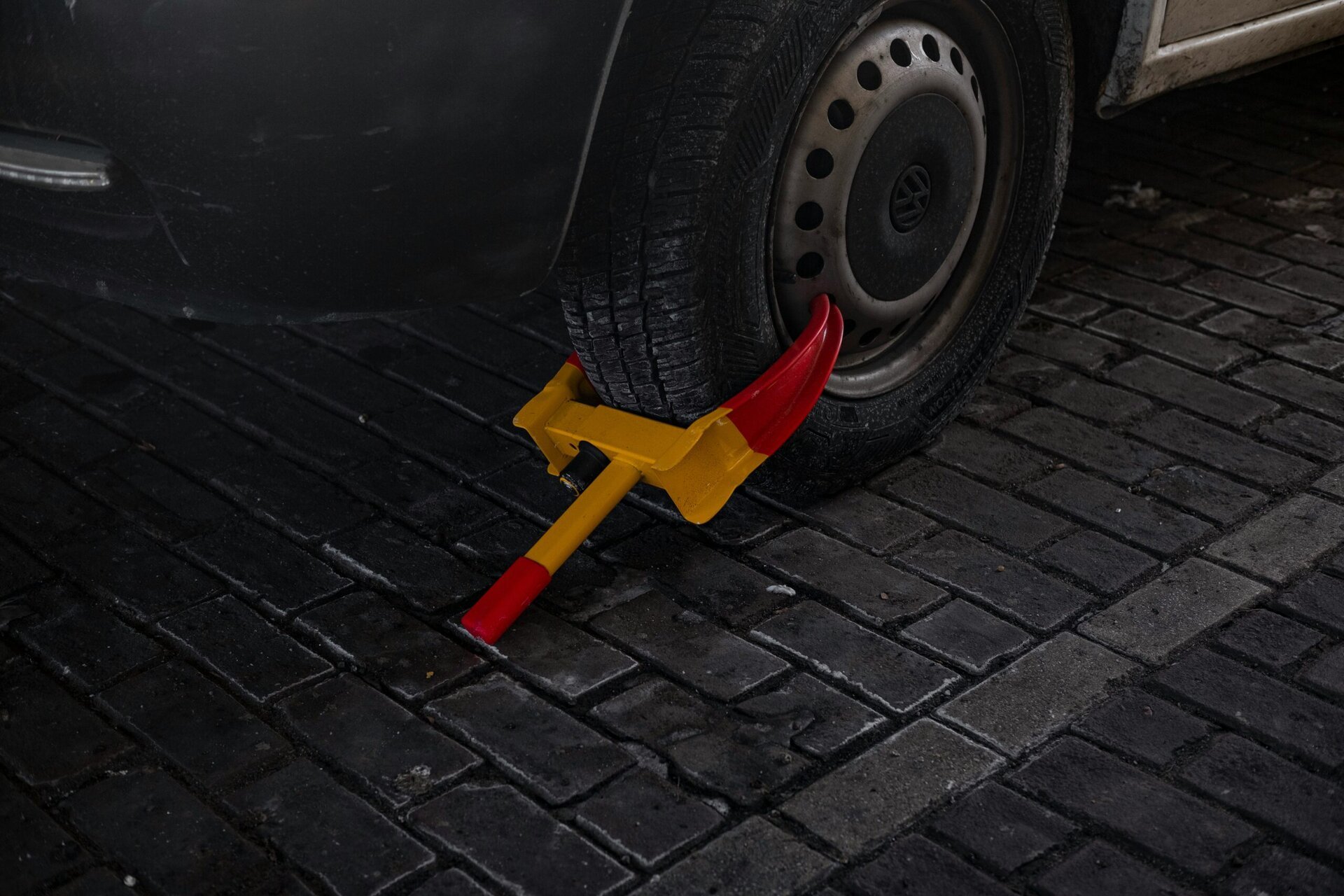 Primăria Sectorului 4 a început recent o serie de investiții importante în menținerea infrastructurii locale, atribuind prin cumpărare directă un contract în valoare de peste 250.000 de lei (aproximativ 50.000 de euro, fără TVA) către compania Robofix Concept SRL pentru repararea și recondiționarea blocatoarelor de roți