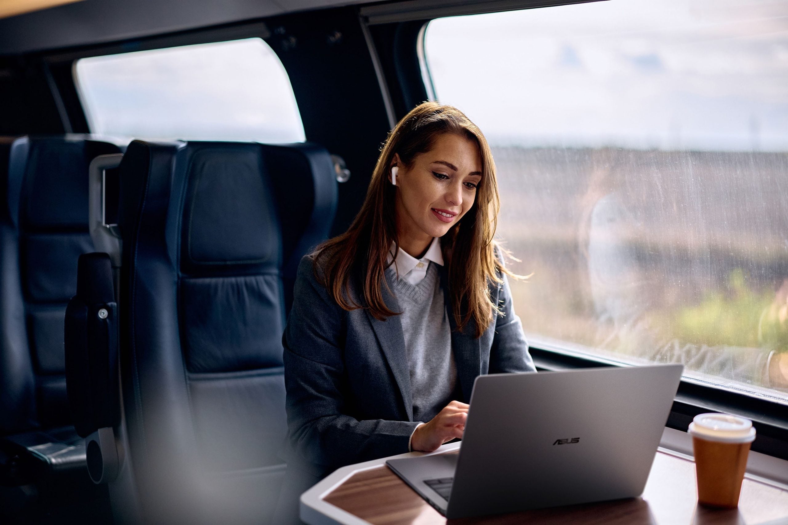 ASUS lansează ExpertBook P5 G2, un nou standard pentru laptopurile destinate mediului de afaceri, concentrându-se pe performanță, securitate și portabilitate