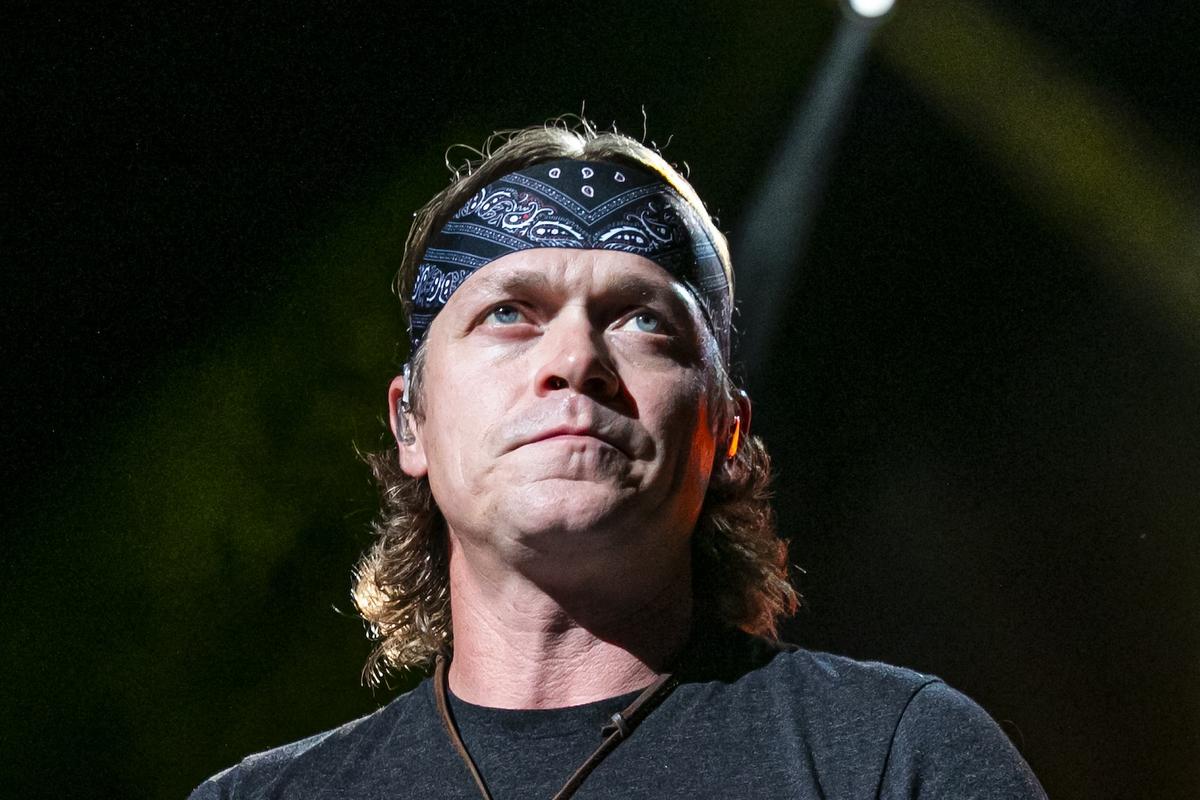 Lumea muzicală în doliu: Brad Arnold, solistul formației 3 Doors Down, a decedat la vârsta de 47 de ani Brad Arnold, cunoscut drept frontmanul trupei de rock alternativ 3 Doors Down, a decedat astăzi, 7 februarie, la vârsta de 47 de ani