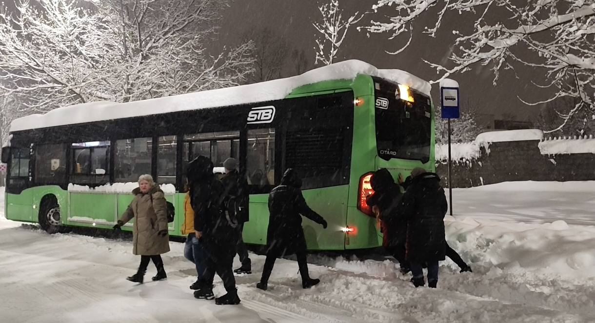 Canicula năprasnică și ninsorile abundente provoacă haos în București: Primăria și autoritățile îndeamnă la prudență Bucureștiul se confruntă, în aceste zile, cu un val de vreme extremă care pune la grea încercare locuitorii, infrastructura orașului și servicii de urgență