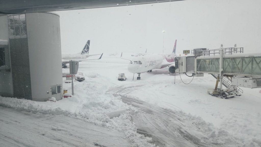 Ninsorile masive paralizează traficul aerian de la Otopeni: curse anulate și deviații în aer Ninsorile abundente din noaptea de marți spre miercuri au provocat haos pe aeroportul Otopeni, afectând grav programul zborurilor și provocând numeroase devieri și anulări