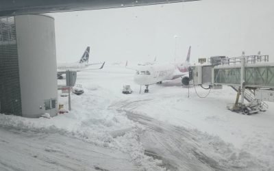 Aeroportul Otopeni acoperit de zăpadă: curse anulate și întârziate
