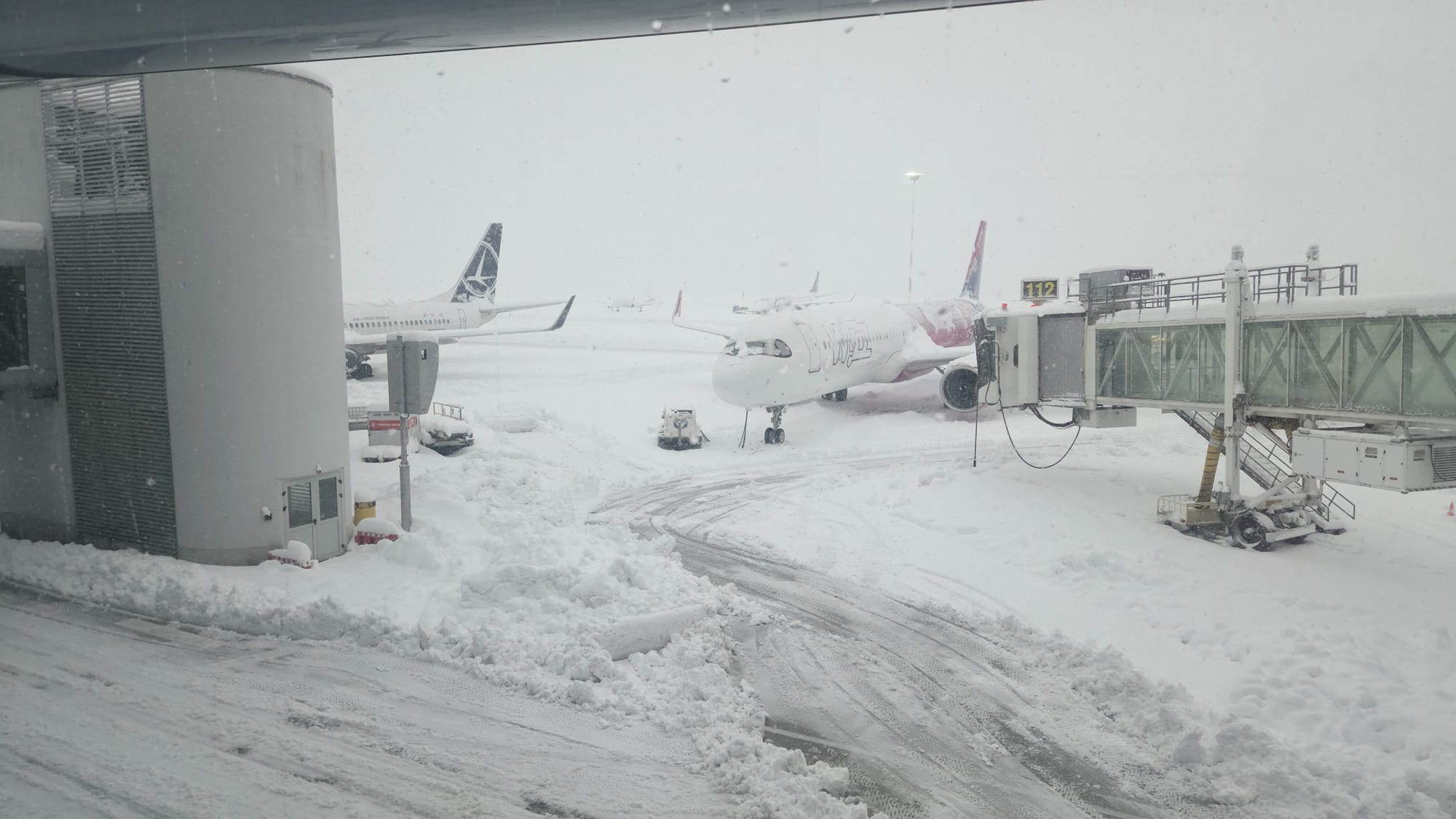 Ninsorile masive paralizează traficul aerian de la Otopeni: curse anulate și deviații în aer Ninsorile abundente din noaptea de marți spre miercuri au provocat haos pe aeroportul Otopeni, afectând grav programul zborurilor și provocând numeroase devieri și anulări