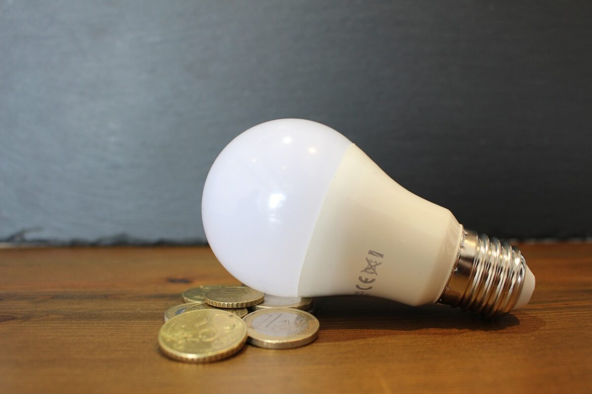 Prețul energiei electrice din România ar putea înregistra o scădere semnificativă în următoarele luni, estimarea fiind de cel puțin 10-15%, conform afirmațiilor ministrului Energiei