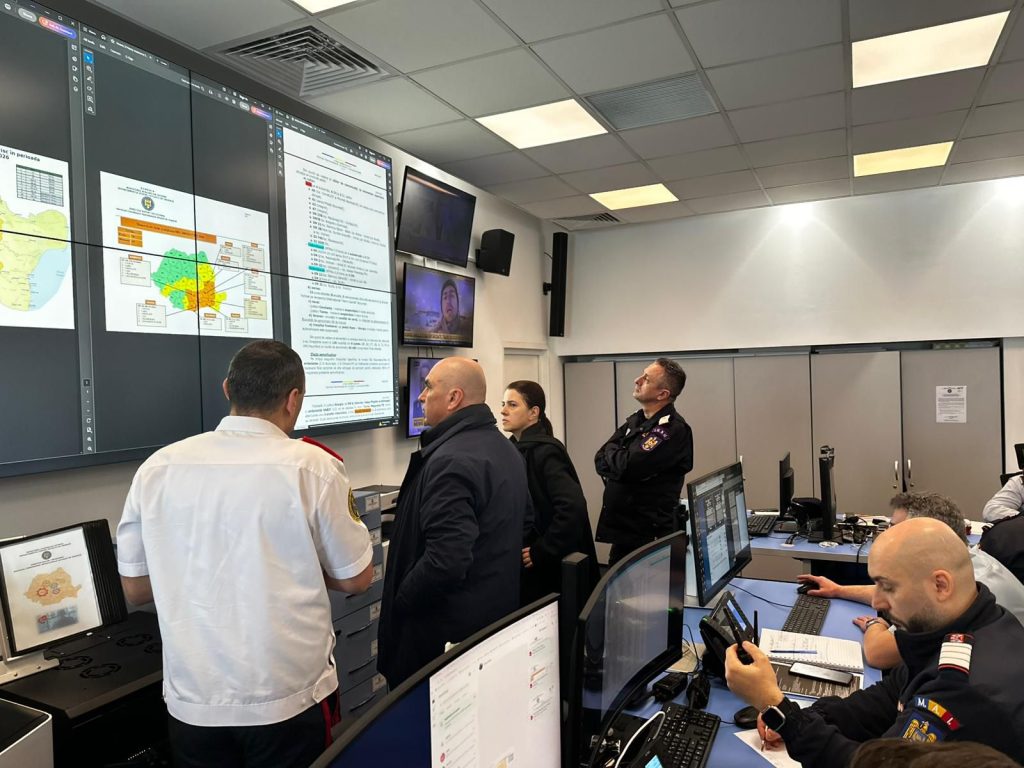 Premierul României, Ilie Bolojan, s-a deplasat miercuri dimineață la Centrul Național de Conducere Integrată al Ministerului Afacerilor Interne, într-o intervenție menit să asigure coordonarea eficientă a eforturilor guvernamentale pentru gestionarea situației generate de codurile meteorologice deosebite care afectează țara