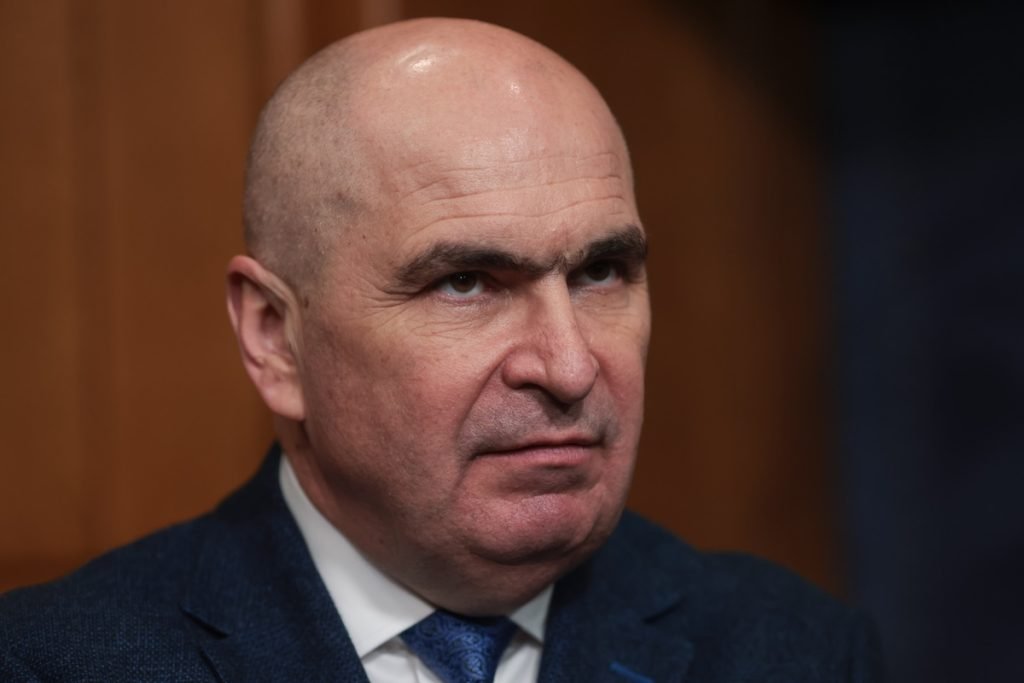 Premierul Ilie Bolojan promovează un capitol special pentru București în bugetul național pentru 2026 Guvernul României anunță o abordare diferită pentru finanțarea Capitalei, recunoscând dificultățile financiare ale Primăriei Generale și urmărind să stabilească un echilibru între bugetele bucureștene și cele ale sectoarelor