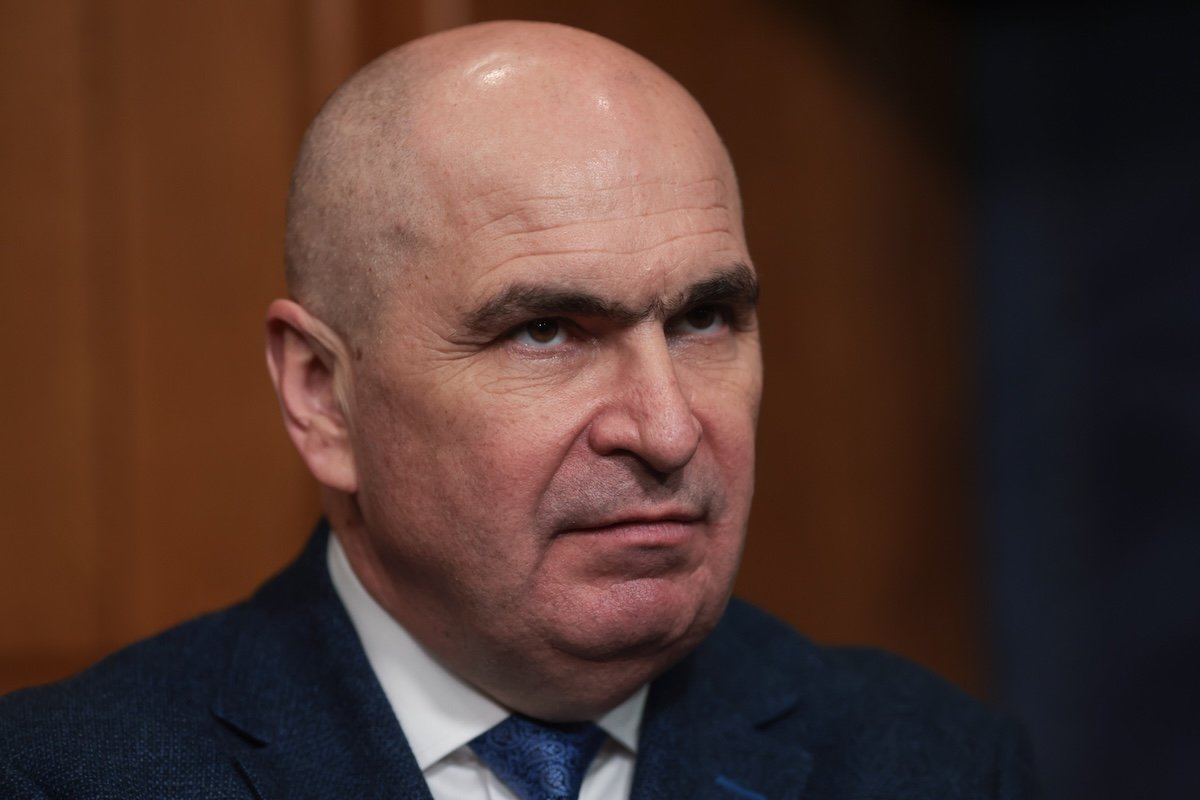 Premierul Ilie Bolojan promovează un capitol special pentru București în bugetul național pentru 2026 Guvernul României anunță o abordare diferită pentru finanțarea Capitalei, recunoscând dificultățile financiare ale Primăriei Generale și urmărind să stabilească un echilibru între bugetele bucureștene și cele ale sectoarelor