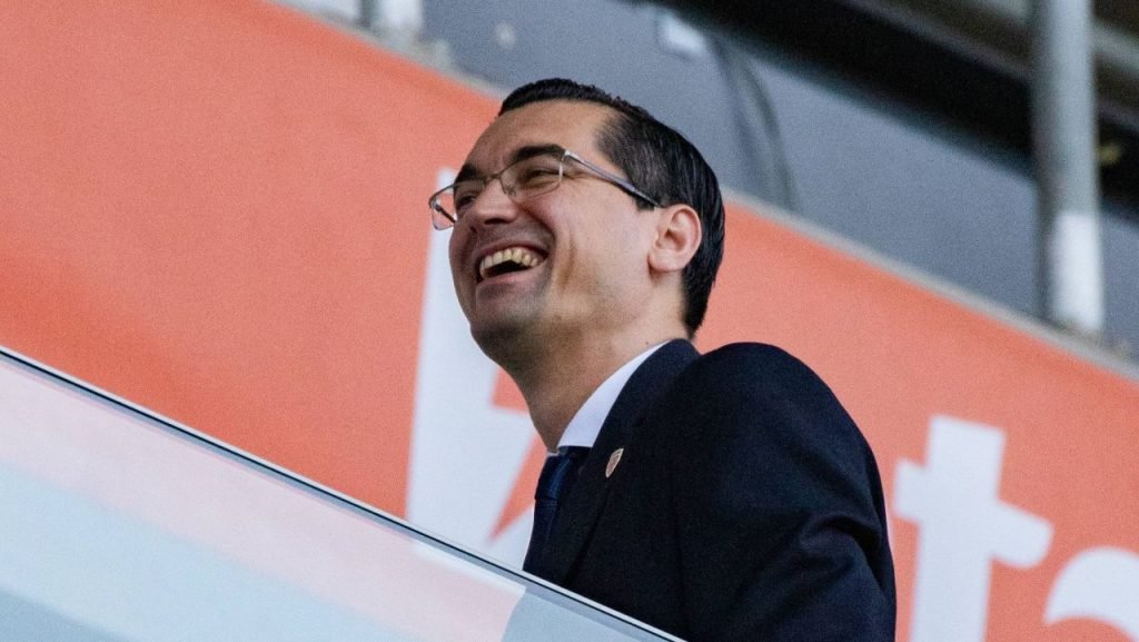 Tensiuni la vârful Federației Române de Fotbal: Selecționerul, din nou spitalizat Într-o perioadă tumultoasă pentru fotbalul românesc, actualul selecționer al echipei naționale a fost internat din nou în spital, starea sa de sănătate generând îngrijorări serioase în rândul oficialilor din cadrul Federației Române de Fotbal