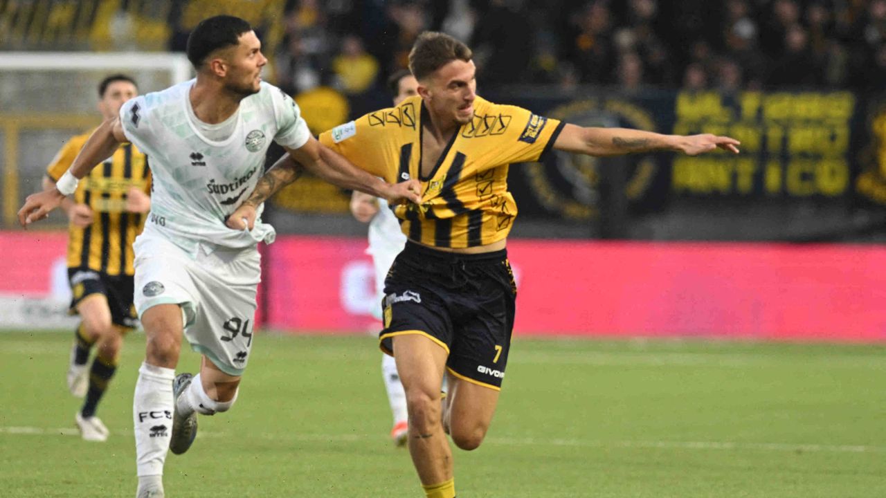 Transferul lui Burnete: O nouă provocare în Serie B Atacantul român Eduard Burnete, în vârstă de 23 de ani, a reușit să-și atragă atenția prin abilitățile sale creative și de finalizare