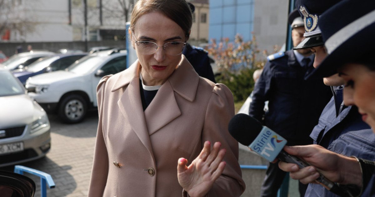Înalta Curte sesizează instituțiile europene după decizia CCR privind pensiile speciale Lia Savonea, președinta Înaltei Curți de Casație și Justiție (ÎCCJ), a anunțat miercuri că instanța supremă va sesiza „instituțiile europene competente” în urma deciziei Curții Constituționale a României (CCR) care a declarat constituționale modificările aduse pensiilor speciale ale magistraților