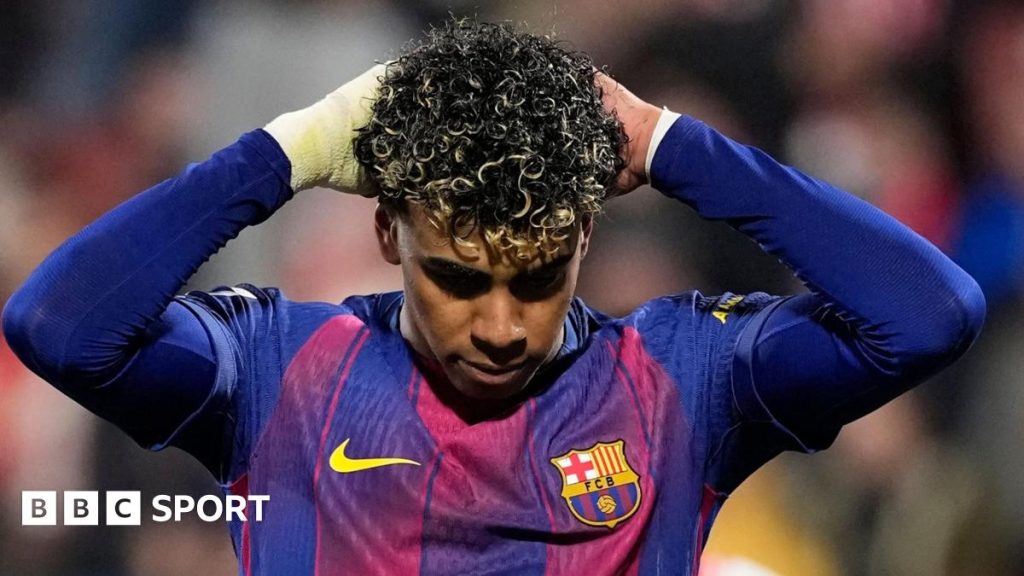 Barcelona cedează în derby-ul catalan, Yamal ratând un penalty crucial Barcelona a suferit o înfrângere neașteptată în derby-ul catalan cu Girona, pierzând cu 2-1, în ciuda oportunităților de a egala, inclusiv un penalty ratat de tânărul Lamine Yamal
