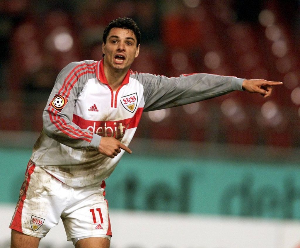 Ionel Ganea, un simbol al fotbalului românesc: Analiză a talentului de excepție al lui Dinamo Ionel Ganea, unul dintre cei mai remarcabili jucători din istoria fotbalului românesc, își reafirmă influența în sportul național, având un rol esențial și în actualitatea echipei Dinamo București