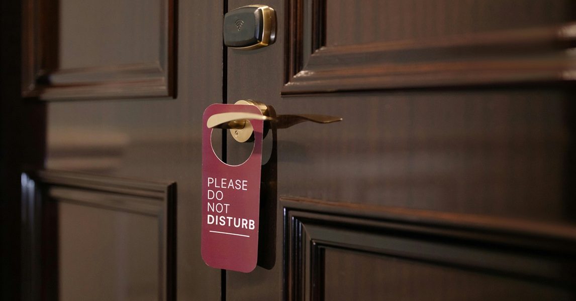camera-de-hotel-please-do-not-disturb.jpg - ReactiveNews