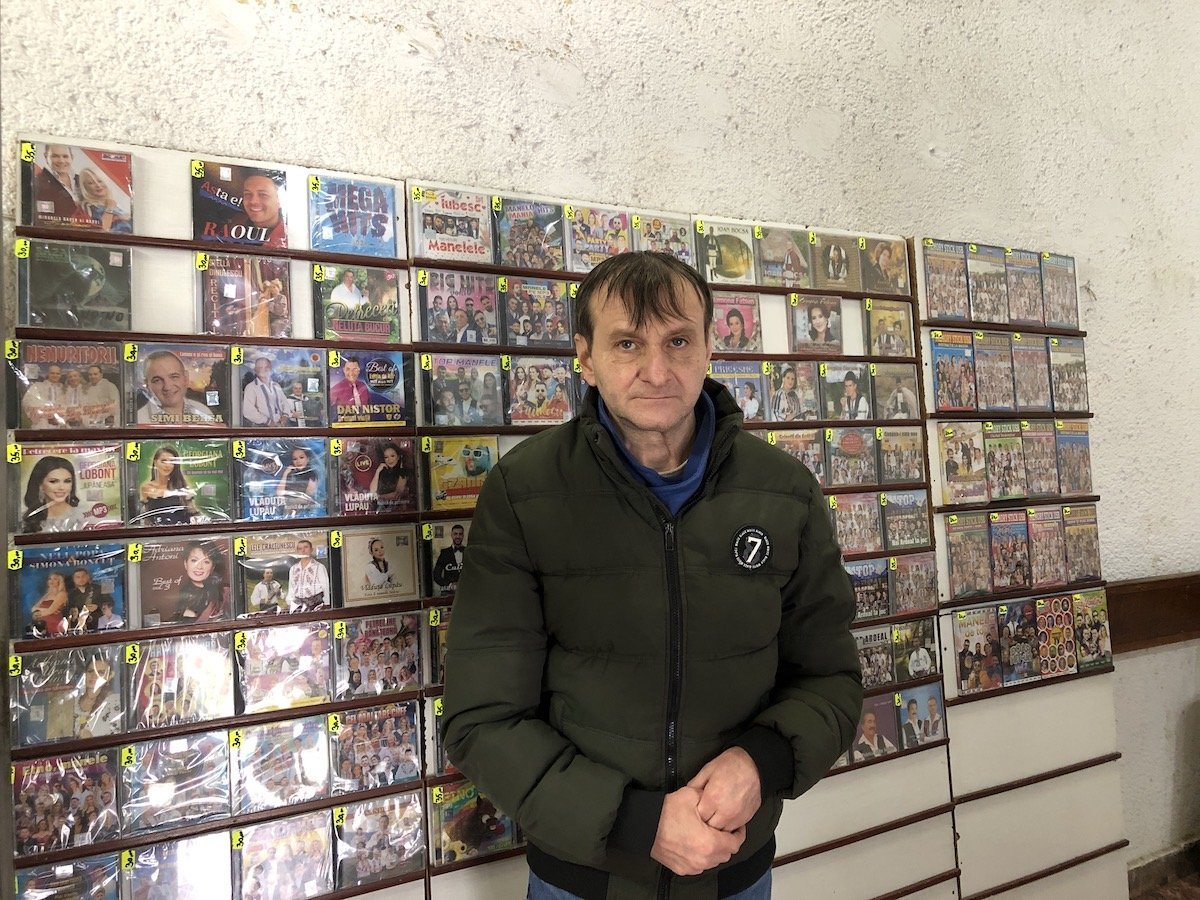 Sibian de 30 de ani vinde CD-uri în centrul orașului: „Ofer și pentru bătrâni, și pentru tineri”