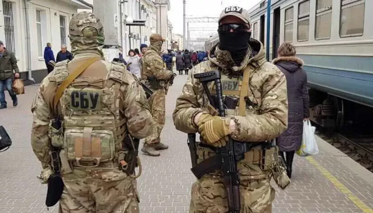 Patru pseudo-bloggeri, reținuți pentru divulgarea informațiilor sensibile despre forțele armate ucrainene Serviciul de Securitate al Ucrainei (SSU) a identificat și arestat recent patru indivizi acuzați de distribuirea neautorizată de informații despre desfășurarea și operațiunile forțelor de apărare ucrainene