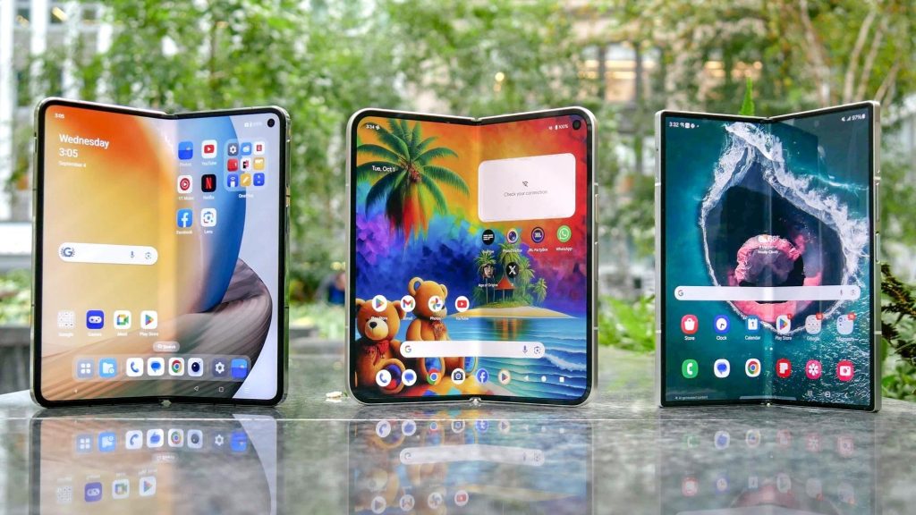 Piața smartphone-urilor pliabile pare să intre într-o nouă etapă, cu schimbări semnificative în preferințele consumatorilor și strategii de producție ale marilor jucători