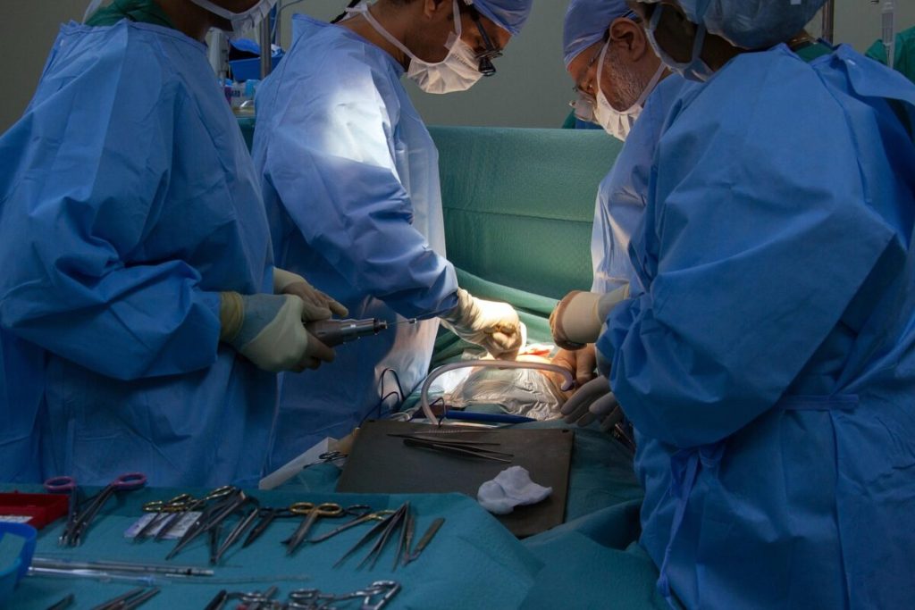 O premieră mondială în medicina de avangardă a fost realizată în SUA, unde o echipă de chirurgi de la Universitatea Northwestern a demonstrat că este posibil să menții un pacient în viață timp de 48 de ore fără plămâni, utilizând un sistem pulmonar artificial total