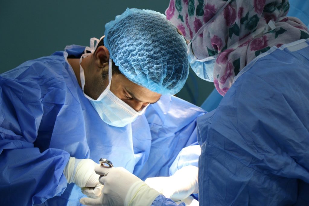 Primul transplant de inimă din România în 2024: Salvare spectaculoasă la Târgu Mureș pentru un pacient cu trei stopuri cardiorespiratorii Un pacient în vârstă de 48 de ani, aflat în stare critică după ce a suferit trei stopuri cardiorespiratorii, a fost salvat recent la Târgu Mureș printr-o intervenție chirurgicală extrem de complexă: transplantul de inimă