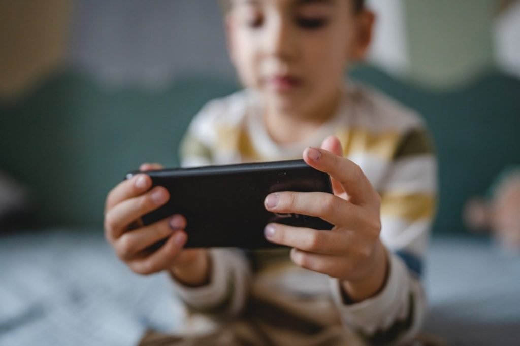 Noua generație de copii de școală primară: când autonomie se învață acasă, nu în clasă În era digitală, profesorii din Marea Britanie se confruntă cu un fenomen surprinzător: un procent semnificativ dintre copiii care pășesc pentru prima dată în clasa „reception” – echivalentul clasei pregătitoare – nu sunt pregătiți pentru autonomia de bază, iar acest lucru se reflectă în comportament și abilități