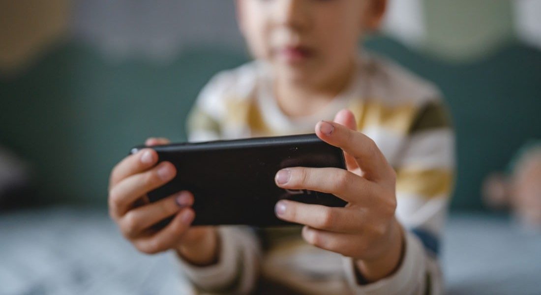 copii-carti-telefoane.jpg - ReactiveNews