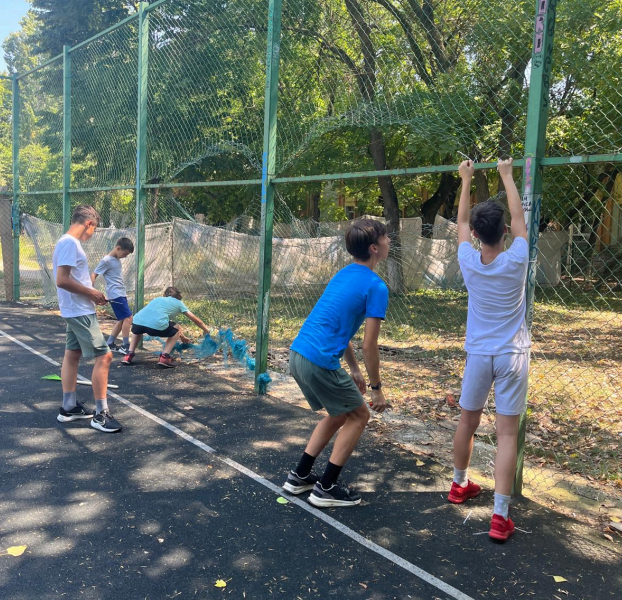 copiii-reabiliteaza-terenul-1.png - ReactiveNews