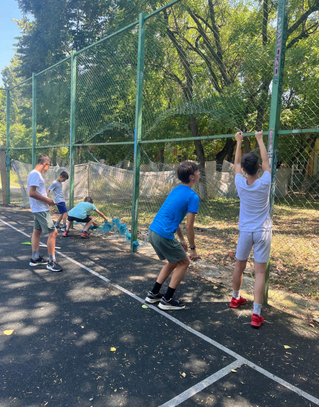 Sectorul 1: Teren de fotbal inexistent, iar copiii suportă haosul!