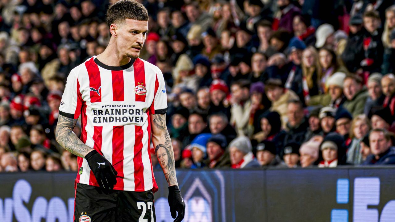 PSV Eindhoven, la un pas de triumf în Cupa Olandei PSV Eindhoven a demonstrat din nou puterea sa în fotbalul olandez, înregistrând o victorie concludentă de 4-1 în fața celor de la Heerenveen
