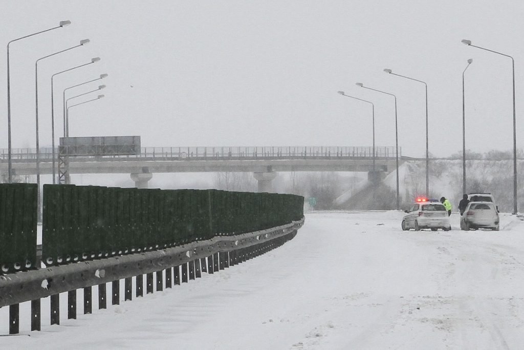 Autostrăzile din jurul Bucureștiului, deszăpezite de firme cu legături politice sau fără experiență, pun în pericol funcționarea infrastructurii de iarnă Sezonul rece a adus, ca de fiecare dată, provocări pentru infrastructura rutieră din zona Capitalei