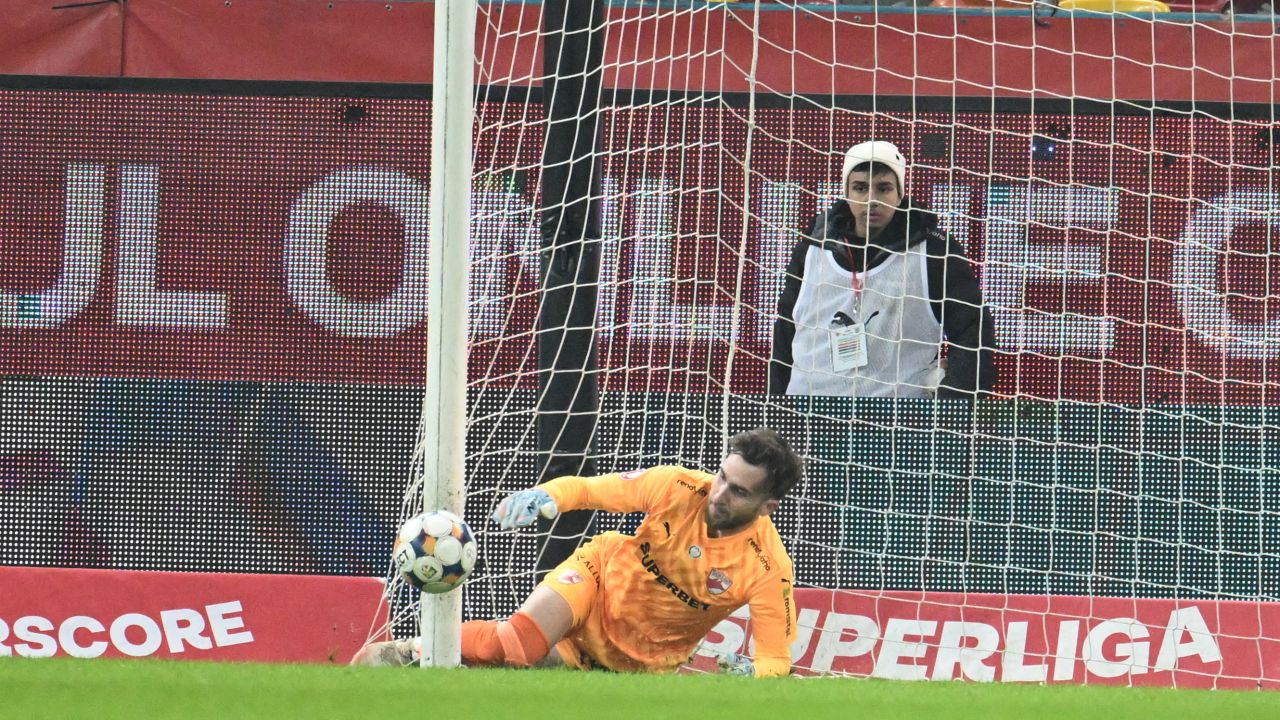 Alexandru Roșca, eroicul salvator al lui Dinamo Într-un meci plin de intensitate, portarul Alexandru Roșca a reușit să strălucească pe Stadionul Dinamo, aducându-le fanilor o rază de speranță în fața echipei Unirea Slobozia