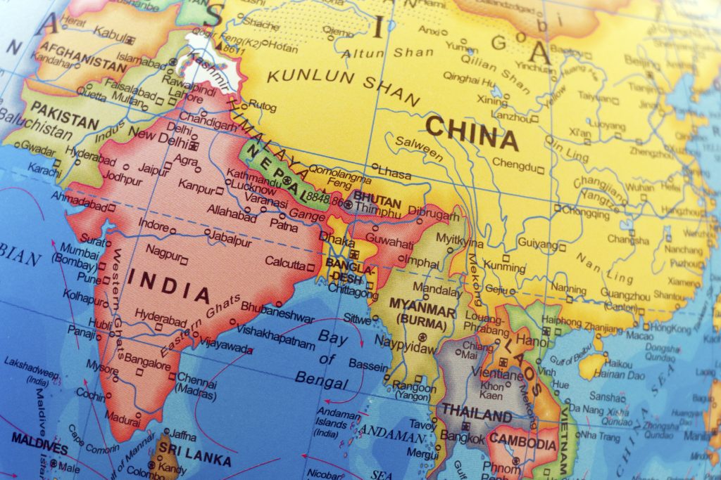 Trei condamnați la moarte pentru crimă și viol în India; două femei violate în grup pentru refuzul de a da bani, un bărbat care le-a ajutat murind după ce a fost împins în canal